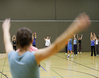 Gruppe in Turnhalle beim Sportunterricht