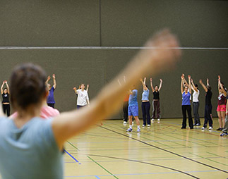 Personengruppe in Turnhalle beim Sportunterricht