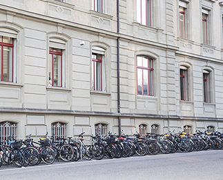 Viele Fahrräder neben dem Hauptgebäude.